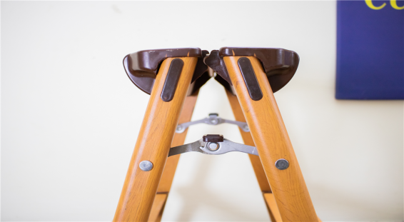 tay khoá thang NKD vân gỗ